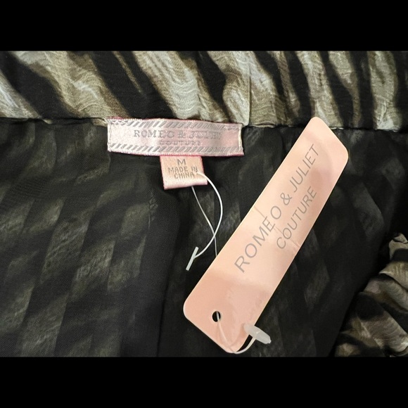 NEW Romeo & Juliet Couture Pleated  Animal Printed Shorts - Picture 4 of 4